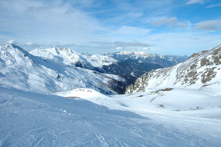 滑雪坡 山峰和山谷在阿尔卑斯山的冬天