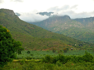 多云的天空，越过山脉。雾。非洲坦桑尼亚。ra