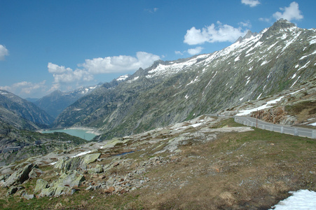 山谷和在阿尔卑斯山的道路