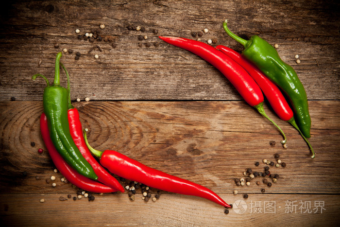旧木桌上的红辣椒