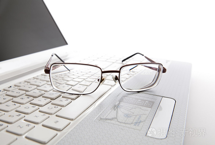 笔记本电脑键盘上的眼镜