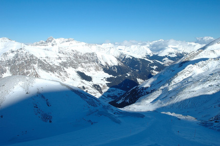 边坡 山峰和山谷在阿尔卑斯山的冬天