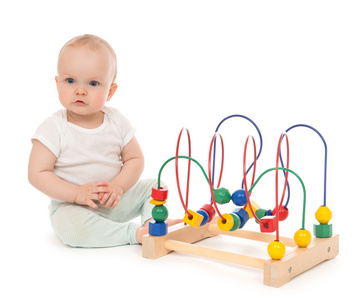 快乐的孩子蹒跚学步婴儿坐和玩木教育