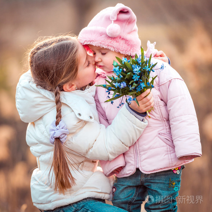 亲吻她的妹妹的小女孩