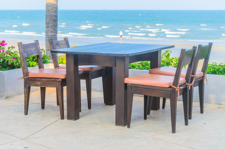 餐桌和椅子在海滩上