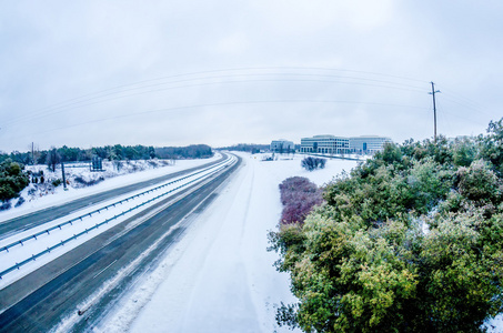 公路覆盖着雪和雨夹雪无交通图片