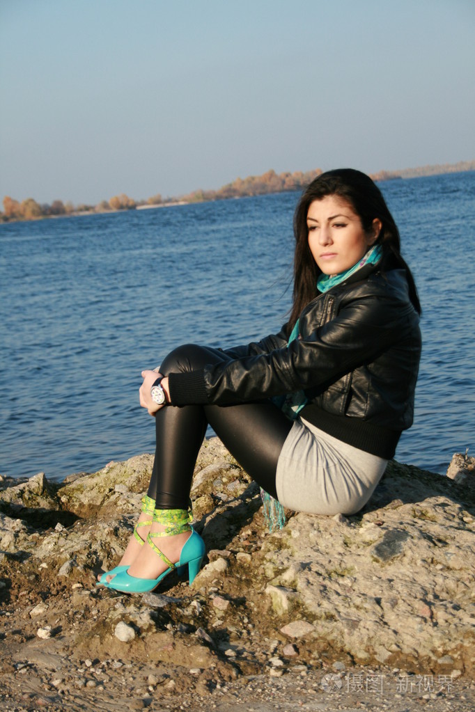 亚美尼亚女孩画像在河边
