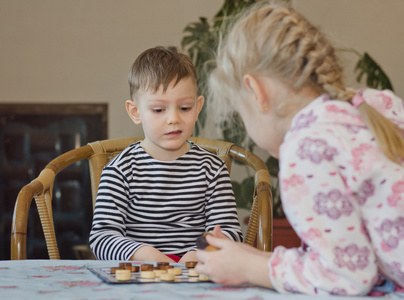 se kleine Junge zieht ein Gesicht und Grimassieren