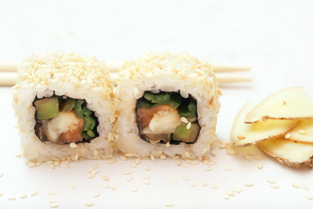 芝麻寿司卷和姜图片