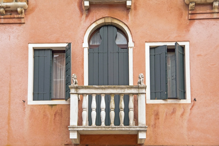旧的 windows 中，威尼斯，意大利