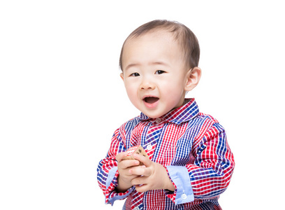 亚洲男婴抱着玩具块