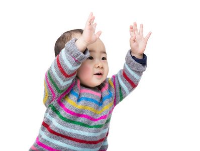 亚洲婴儿的男孩举起手来