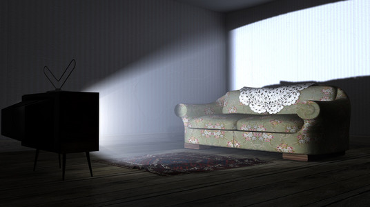 照明的电视和孤独的旧沙发