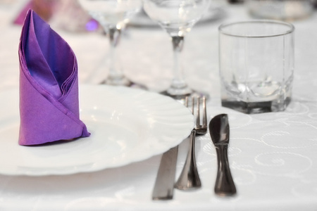板 刀 叉和紫色的餐巾
