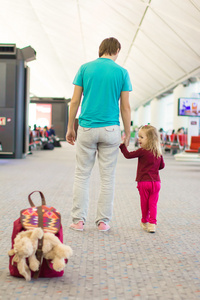 小女孩，爸爸在等一次航班的机场
