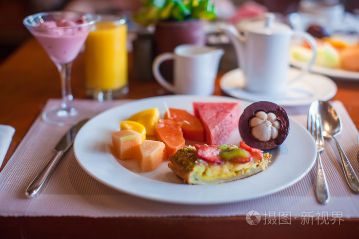 碟式早餐多汁的水果和黑咖啡