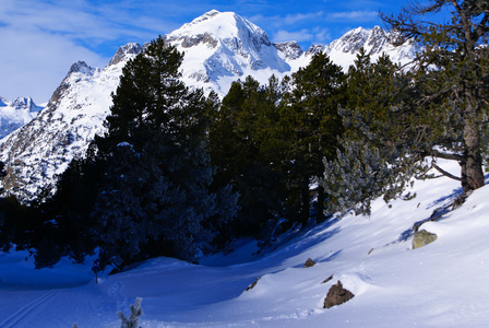 全景，南侧，在 pyrenee 的 maladeta 地块