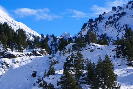 全景，南侧，在 pyrenee 的 maladeta 地块