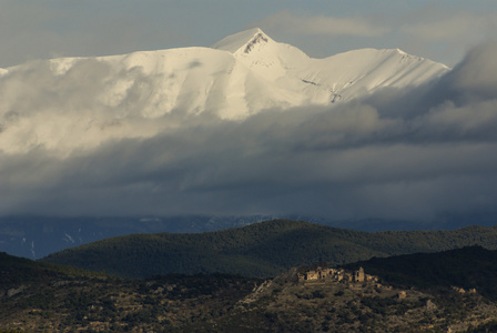全景，南侧，在 pyrenee 的 maladeta 地块
