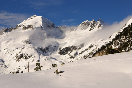 全景，南侧，在 pyrenee 的 maladeta 地块