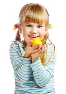可爱的小女孩，用黄色的复活节彩蛋
