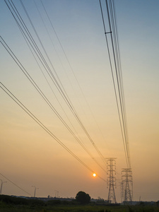 电力电源电缆和电塔在日落时