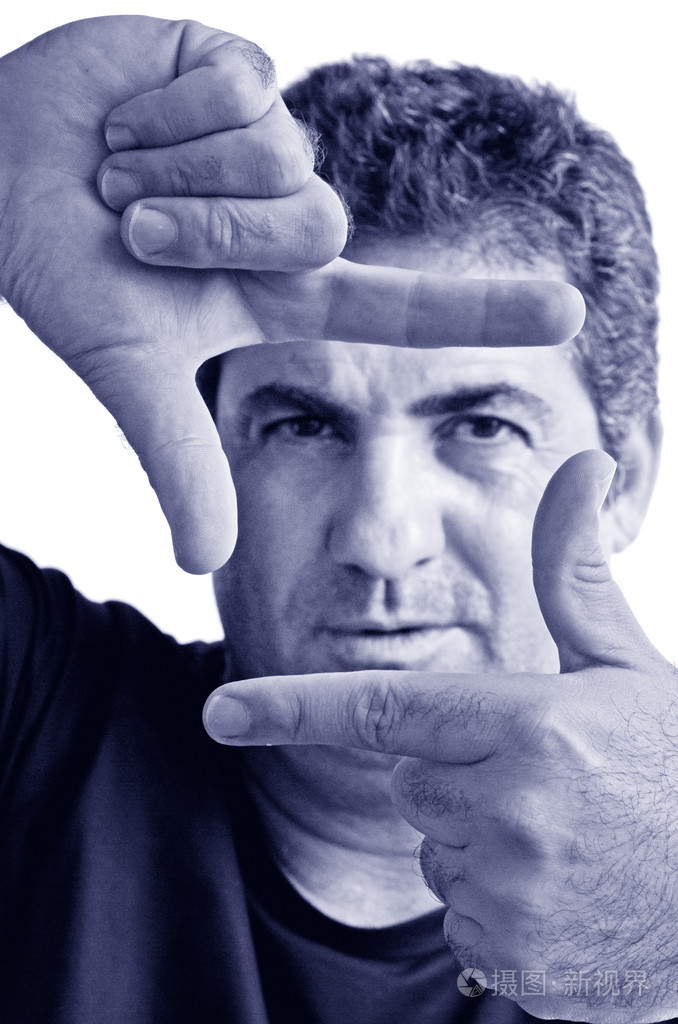 严重成熟的男人用手指创建框架