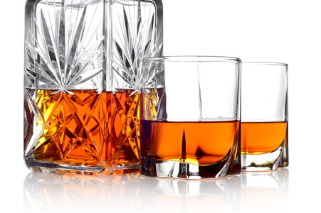 威士忌酒一瓶和孤立的白色衬底上的两个玻璃杯