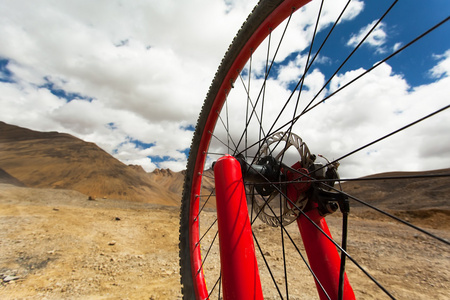 红色车轮的山地自行车