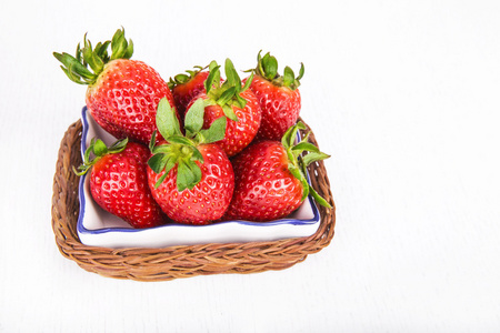 在白色背景上篮子里的草莓