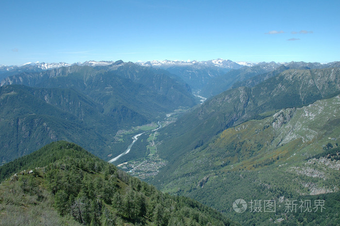 在阿尔卑斯山的山谷