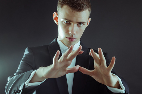 漂亮的小女孩,用一把吉他男人在做手势的短裤贴出舌头高级女人闹钟的