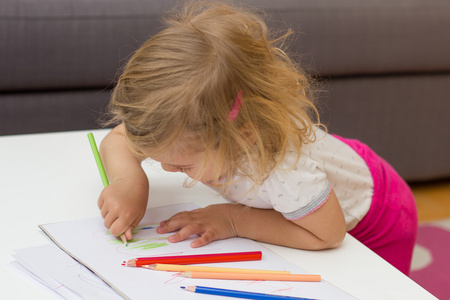 女孩用彩色铅笔绘图