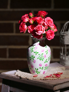 用小的粉红玫瑰的美丽静物画。