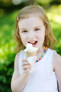可爱的小女孩，户外庆祝佳节吃冰激淋