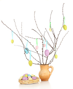 复活节组成与鸡蛋白一个孤立的树枝上