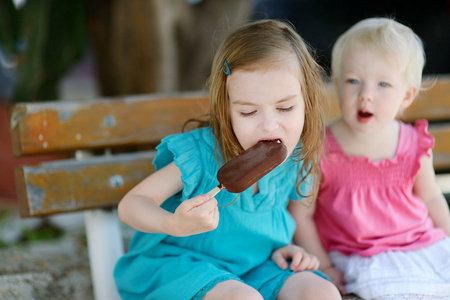 两个小姐妹吃冰激淋