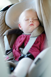 婴儿婴儿睡在汽车安全座椅
