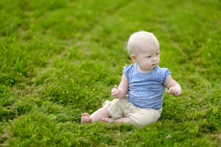 坐在绿草地上的婴儿