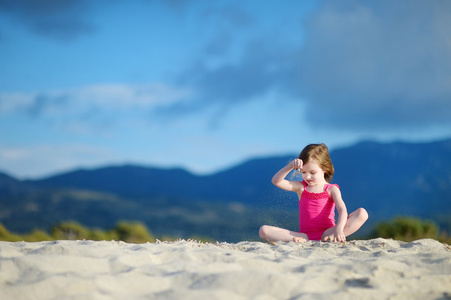 可爱的小女孩，在沙滩上玩