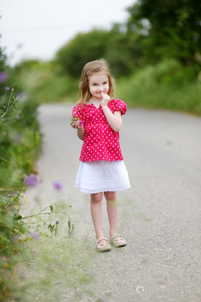 可爱的小女孩画像照片-正版商用图片1f90he-摄图新视界