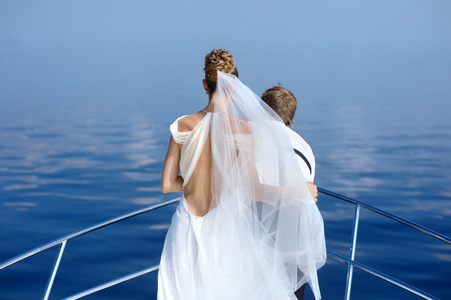 幸福的新娘和新郎在游艇上