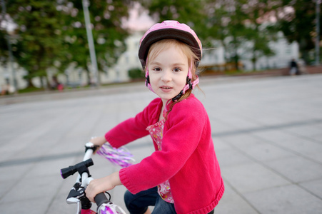 可爱的女孩骑着一辆自行车