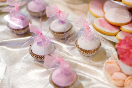 petits gteaux de mariage en rose et violet