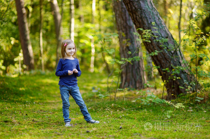在森林里徒步旅行的秋日的可爱女孩
