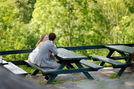 Braut und Brutigam sitzen in einem Caf im freien