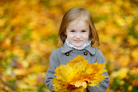 在秋季的一天很开心的可爱女孩图片