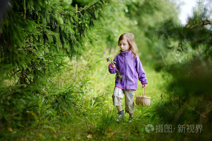 可爱的小女孩在森林里徒步旅行