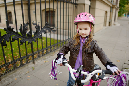 可爱的小女孩骑着一辆自行车