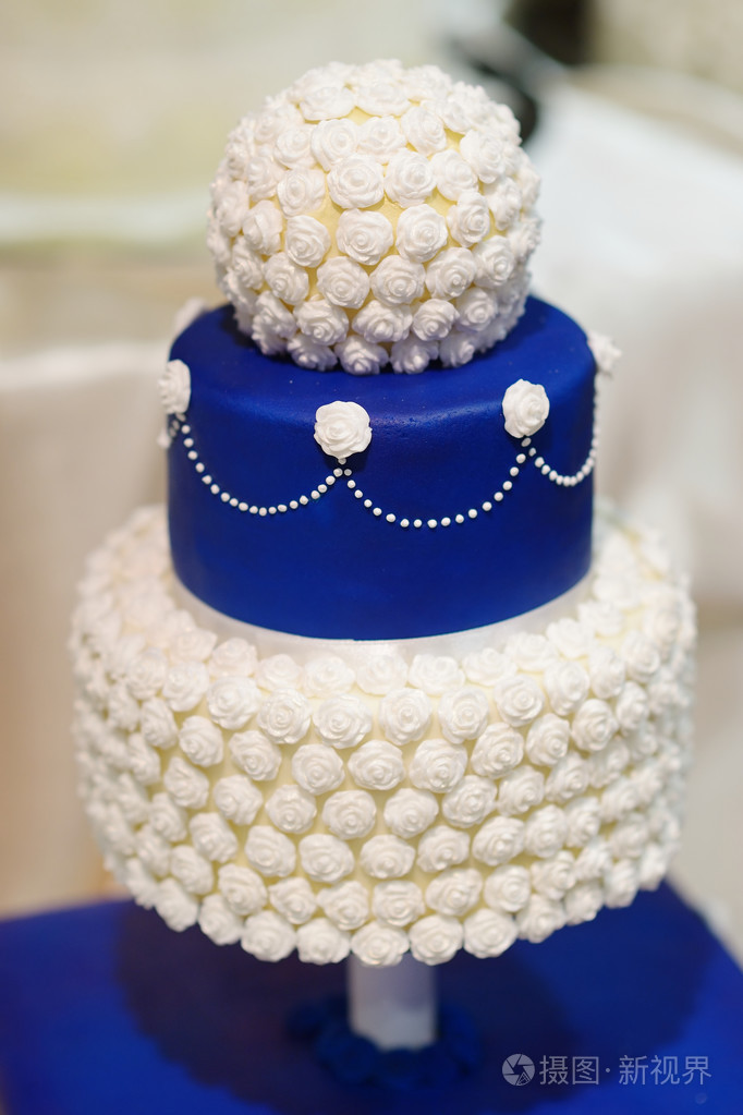 用花来装饰的蓝色婚礼蛋糕